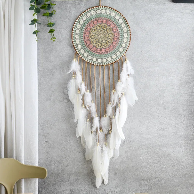 attrape rêve blanc - décoration murale à plumes blanches sur mur béton gris