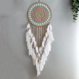 attrape rêve blanc - attrape-rêve à plumes blanches et disque pastel sur mur gris