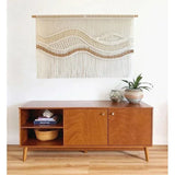 Décoration murale bohème macramé vagues — au-dessus d'un buffet bois vintage, accent caramel