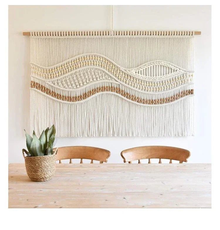 Décoration murale bohème macramé vagues — salle à manger, vue de face, chaises bois naturel