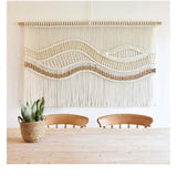 Décoration murale bohème macramé vagues — salle à manger, vue de face, chaises bois naturel