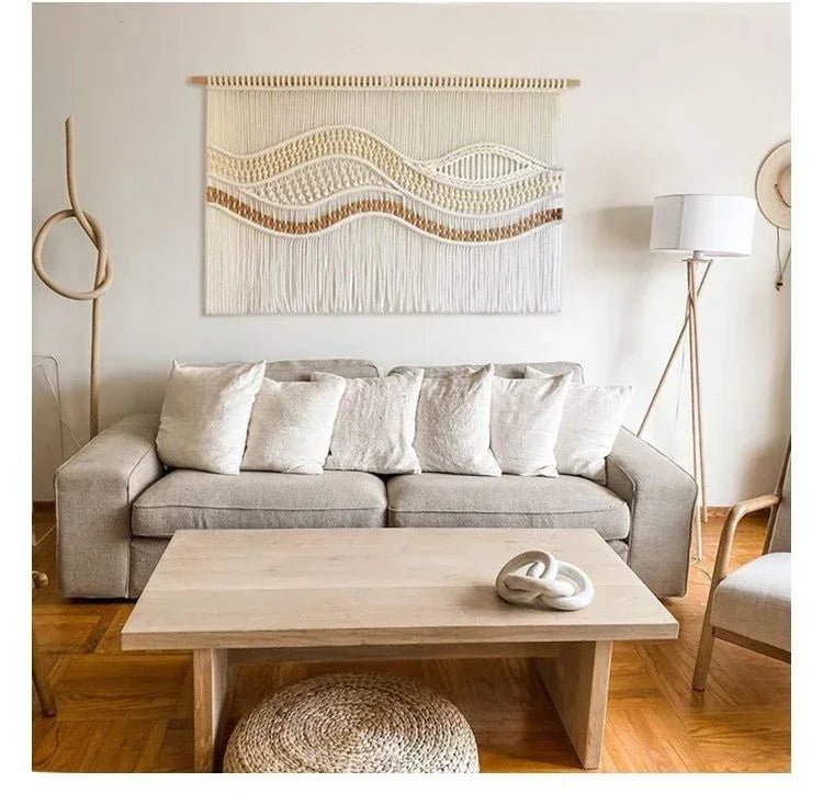 Décoration murale bohème macramé vagues — salon canapé gris, lumière naturelle, style bohème