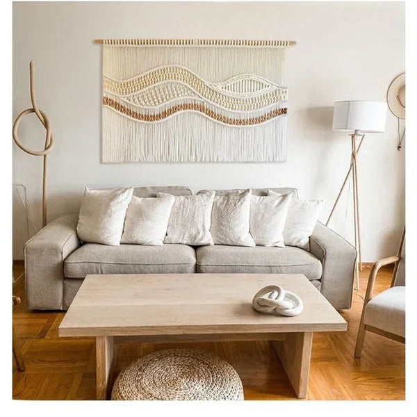 Décoration murale bohème macramé vagues — salon canapé gris, lumière naturelle, style bohème
