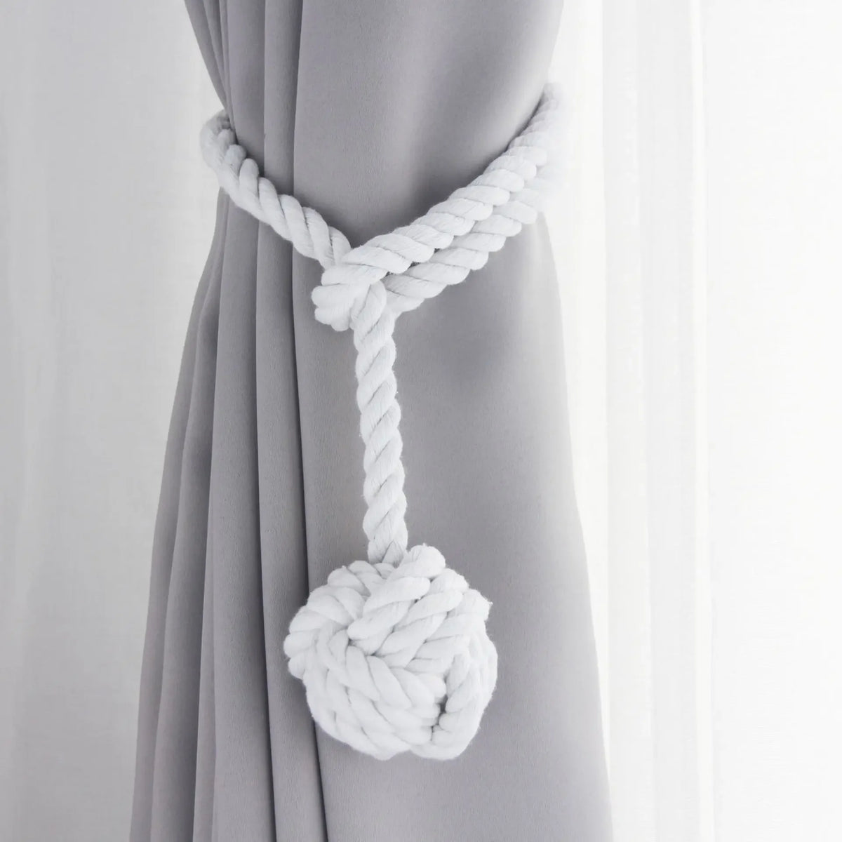 Embrasse rideau boule en corde de coton - coloris blanc, boule de coton nouée sur un rideau gris