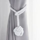 Embrasse rideau boule en corde de coton - coloris blanc, boule de coton nouée sur un rideau gris
