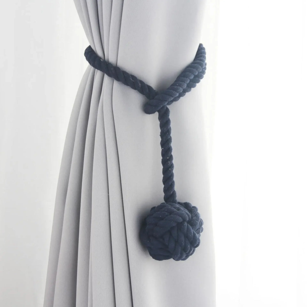 Embrasse rideau boule en corde de coton - coloris bleu marine, boule de coton nouée sur un rideau gris