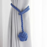 Embrasse rideau boule en corde de coton - coloris bleu roi, boule de coton nouée sur un rideau gris