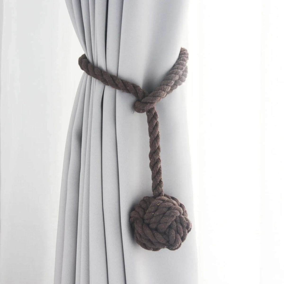 Embrasse rideau boule en corde de coton - coloris marron foncé, boule de coton nouée sur un rideau gris