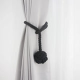 Embrasse rideau boule en corde de coton - coloris noir, boule de coton nouée sur un rideau gris