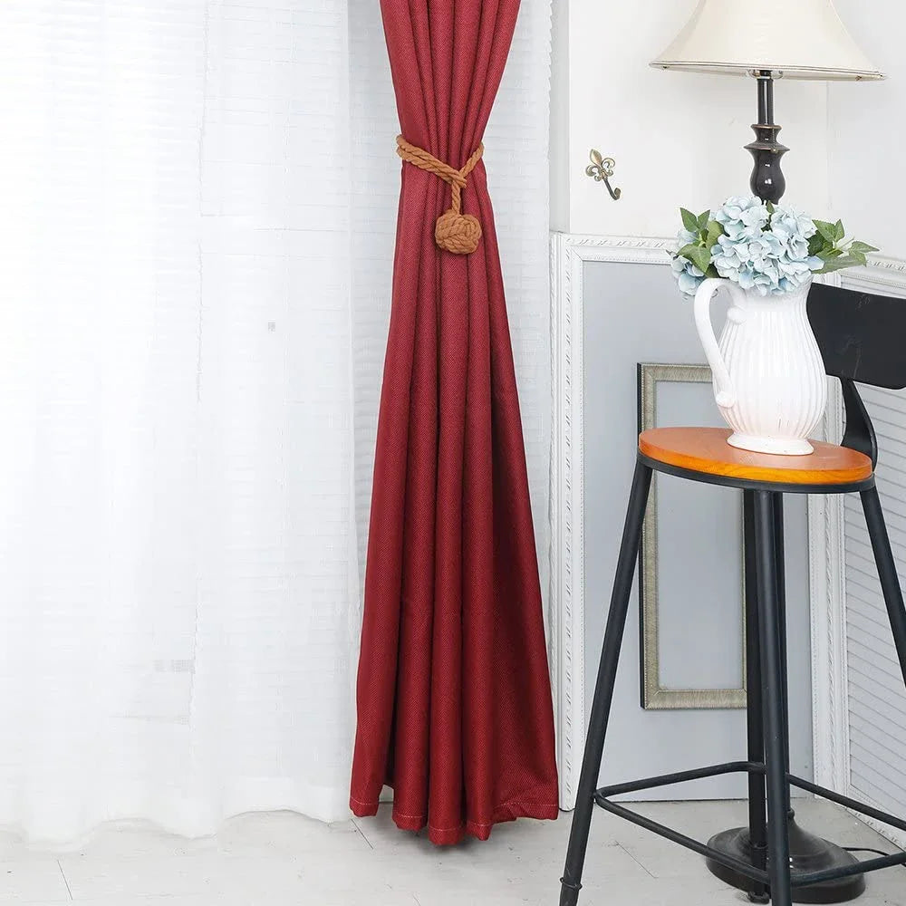 Embrasse rideau boule en corde de coton - embrasse à boule autour d'un rideau rouge, décor de salon
