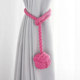 Embrasse rideau boule en corde de coton - coloris rose fuchsia, boule de coton nouée sur un rideau gris