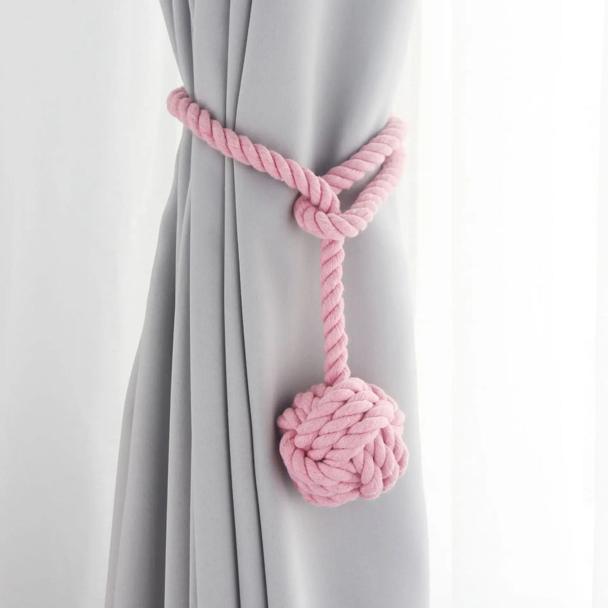 Embrasse rideau boule en corde de coton - coloris rose, boule de coton nouée sur un rideau gris
