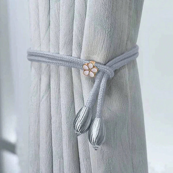 Embrasse rideau cordon fleur et pompons - coloris gris clair sur un rideau gris