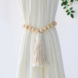 Embrasse rideau macramé feuille et pompon - perles en bois et pompon en coton, une pièce, sur rideau écru