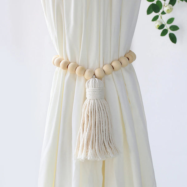 Embrasse rideau macramé feuille et pompon - perles en bois et pompon en coton, une pièce, sur rideau écru