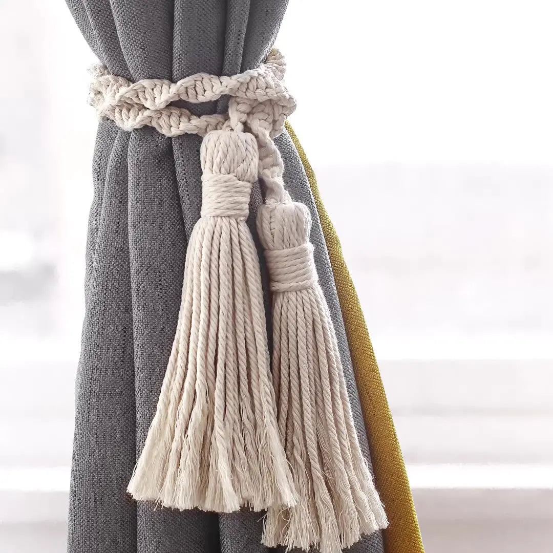 Embrasse rideau macramé feuille et pompon - deux pompons de coton écru sur rideau gris