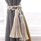 Embrasse rideau macramé feuille et pompon - deux pompons de coton écru sur rideau gris