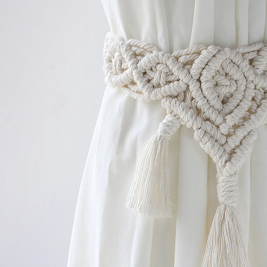 Embrasse rideau macramé feuille et pompon - gros plan d'un triangle de macramé à pompons