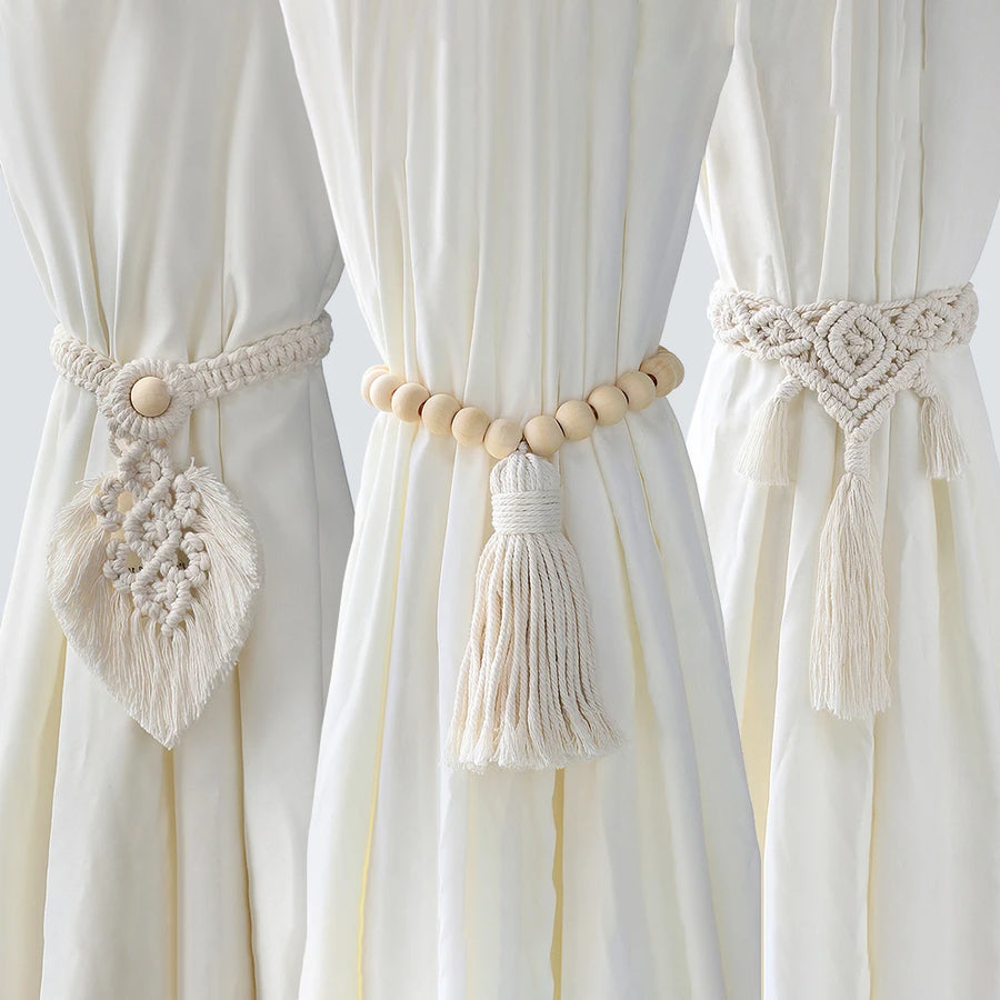 Embrasse rideau macramé feuille et pompon - trois modèles d'embrasses en macramé sur trois rideaux écrus