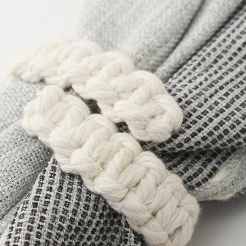 Embrasse rideau manchette macramé - gros plan d'une manchette de macramé écru autour d'un rideau gris