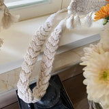Embrasse rideau tresse en coton à boucle - tresse de coton écru avec boucle, près d'un bouquet