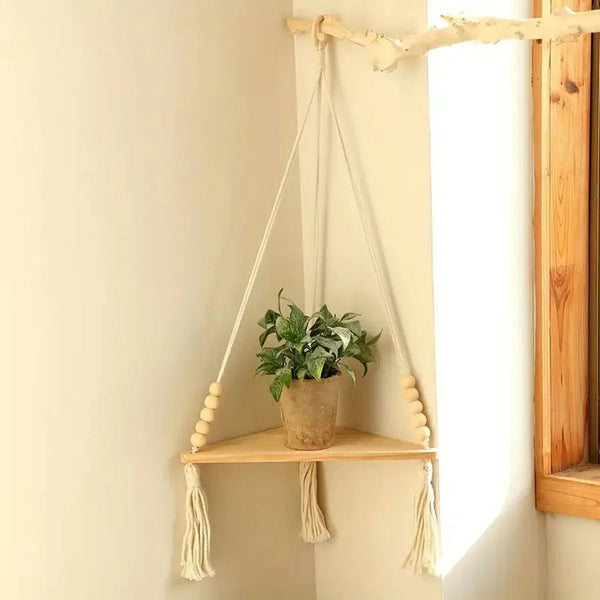 Étagère d'angle suspendue macramé bois — 1 tablette ambiance chambre, plante verte, lumière dorée