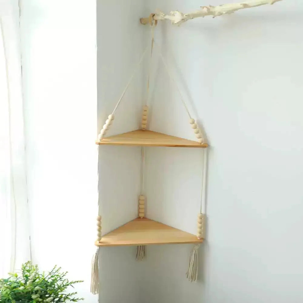 Étagère d'angle suspendue macramé bois — 2 niveaux coton écru et perles bois, fond blanc