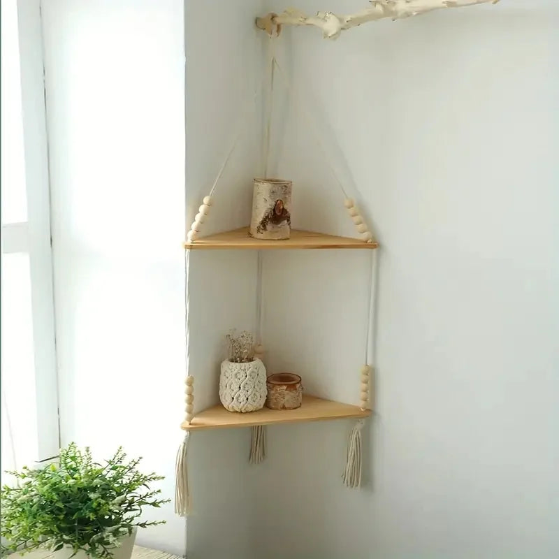 Étagère d'angle suspendue macramé bois — 2 tablettes avec décoration bohème, pot et bougie bois