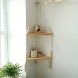 Étagère d'angle suspendue macramé bois — 2 tablettes avec décoration bohème, pot et bougie bois