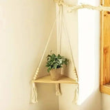 Étagère d'angle suspendue macramé bois — coin de chambre avec plante verte, pin naturel