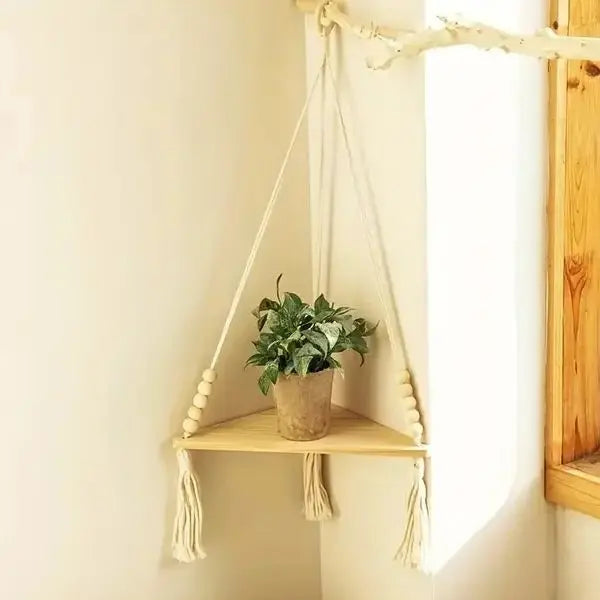 Étagère d'angle suspendue macramé bois — coin de chambre avec plante verte, pin naturel