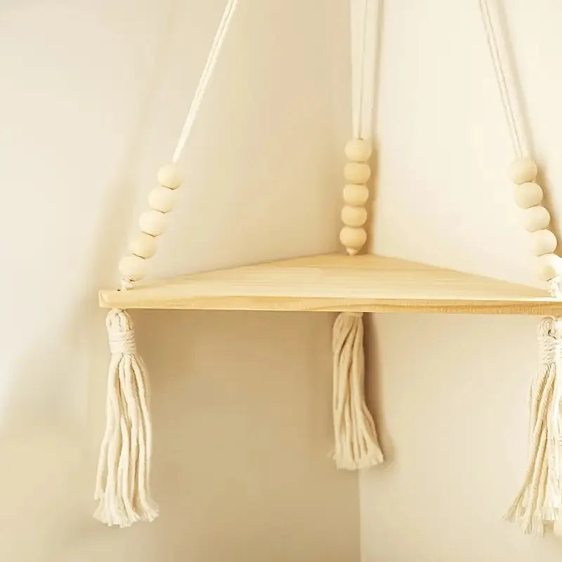 Étagère d'angle suspendue macramé bois — détail tablette pin, perles bois rondes et franges coton écru