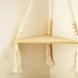 Étagère d'angle suspendue macramé bois — détail tablette pin, perles bois rondes et franges coton écru