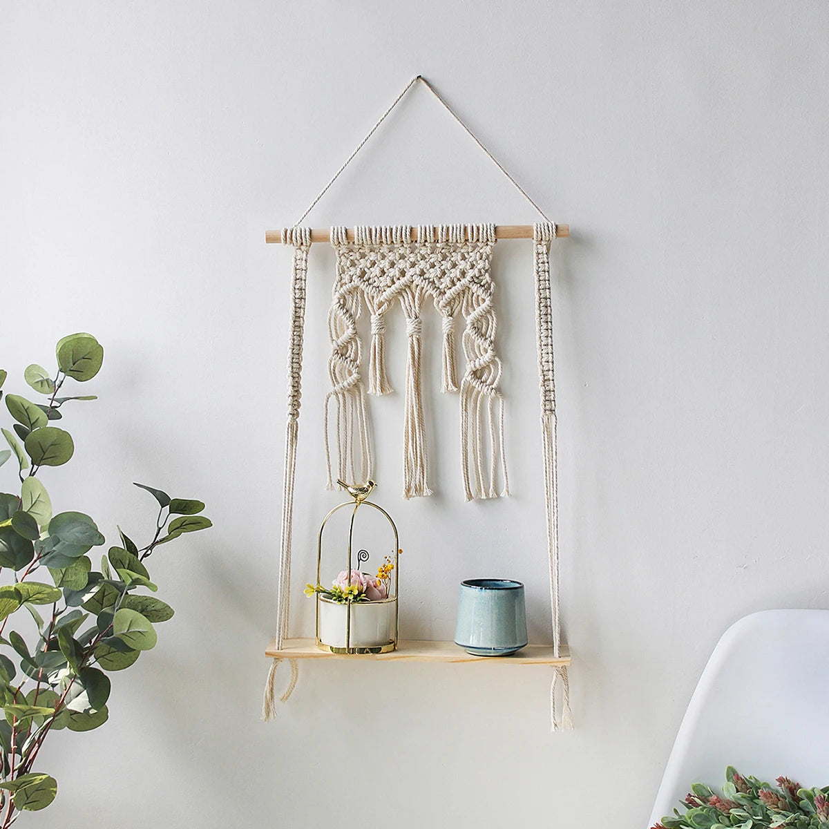 Étagère macramé arches — tablette avec cage décorative et mug, style bohème contemporain