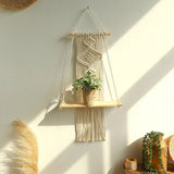 Étagère macramé bois suspendue — modèle losange ecru, tablette avec plante verte, ambiance bohème
