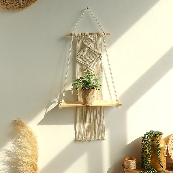 Étagère macramé bois suspendue — modèle losange ecru, tablette avec plante verte, ambiance bohème