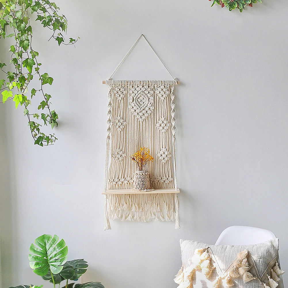 Étagère macramé bois — modèle losanges tissés, tablette avec vase de fleurs, décoration murale bohème