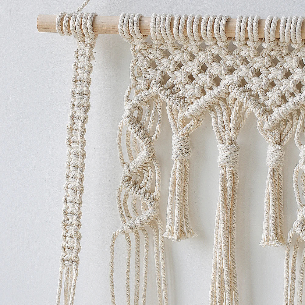 Étagère macramé — gros plan cordage coton dense, nœuds arches et franges pendantes