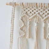 Étagère macramé — gros plan cordage coton dense, nœuds arches et franges pendantes