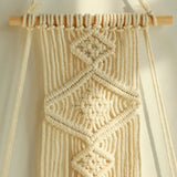 Étagère macramé — gros plan nœuds cordage coton ecru, motif losange géométrique