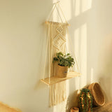 Étagère macramé losange épuré — tablette avec plante verte, fond doré chaleureux