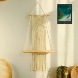 Étagère macramé losange suspendue — tablette bois avec tablette numérique posée, usage pratique mur bohème