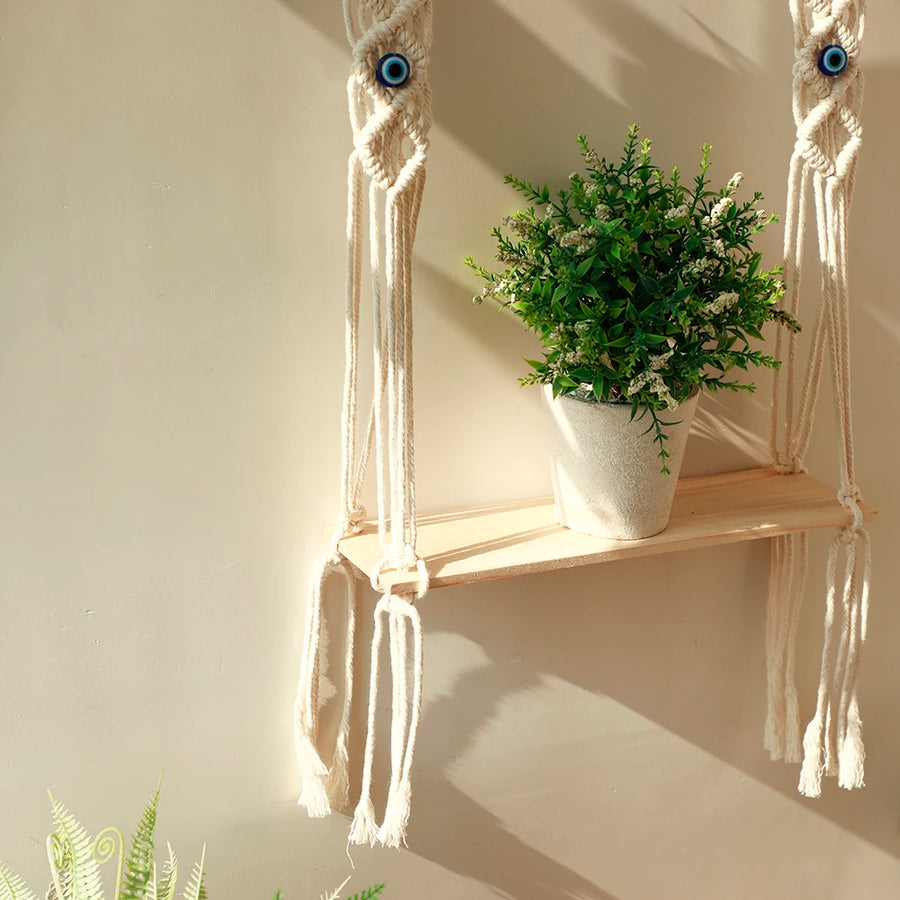 étagère macramé - plateau en bois clair avec pot et plante, cordes de macramé et franges