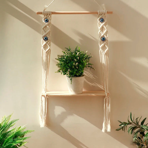 étagère macramé - modèle rectangle avec barre en bois, plateau et plante, mur clair