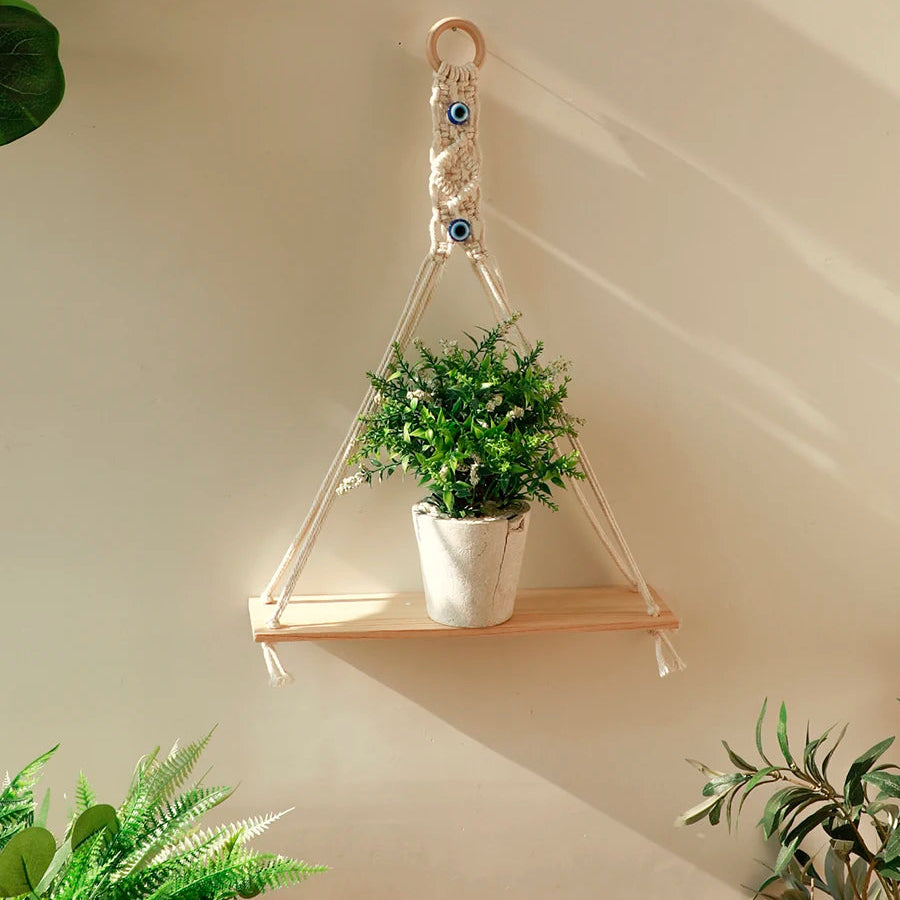 étagère macramé - modèle triangle à anneau en bois et deux perles mauvais œil, plateau en bois