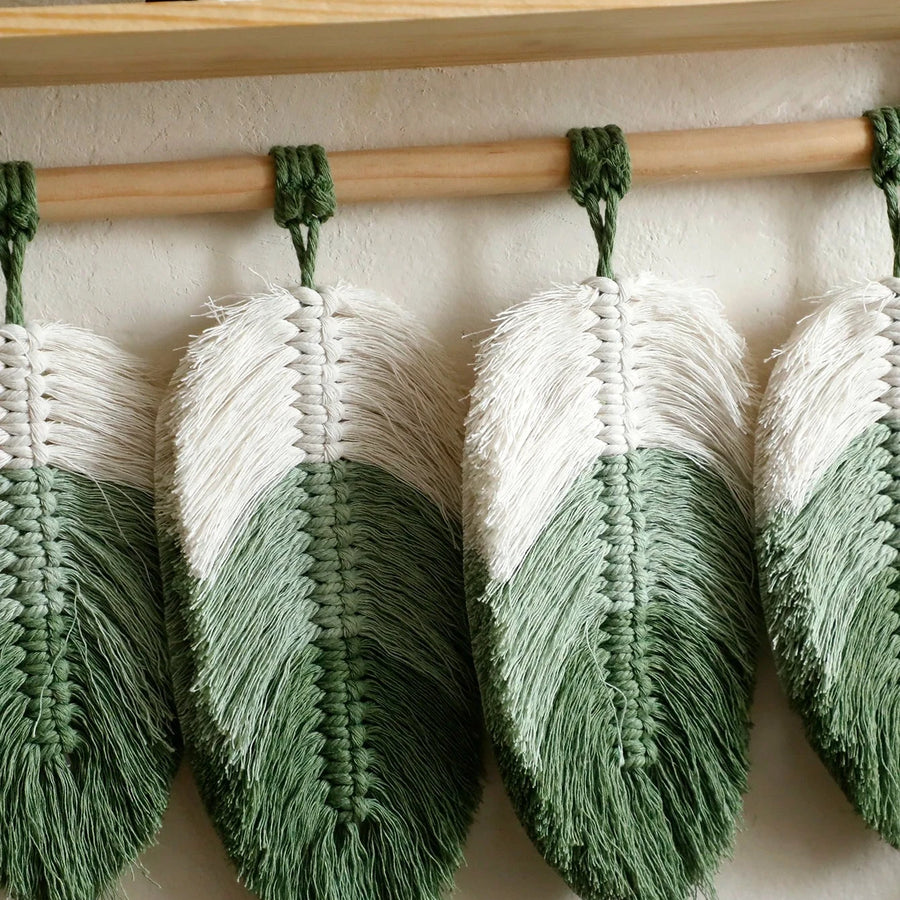 étagère murale suspendue - détail des plumes en macramé dégradé blanc et vert