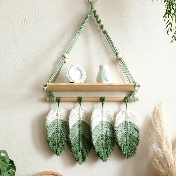 étagère murale suspendue - macramé vert avec quatre plumes dégradées, vue entière sur mur clair