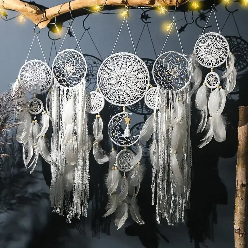 Grand attrape-rêve 5 cercles blanc plumes grises sur branche