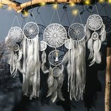 Grand attrape-rêve 5 cercles blanc plumes grises sur branche