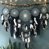 Grand attrape-rêve 5 cercles noir et blanc plumes sur branche